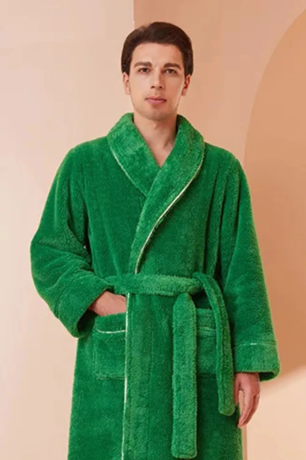 Peignoir élégant vert pour homme ambiance détente