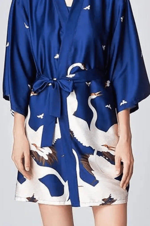 Kimono bleu élégant pour femme ambiance estivale