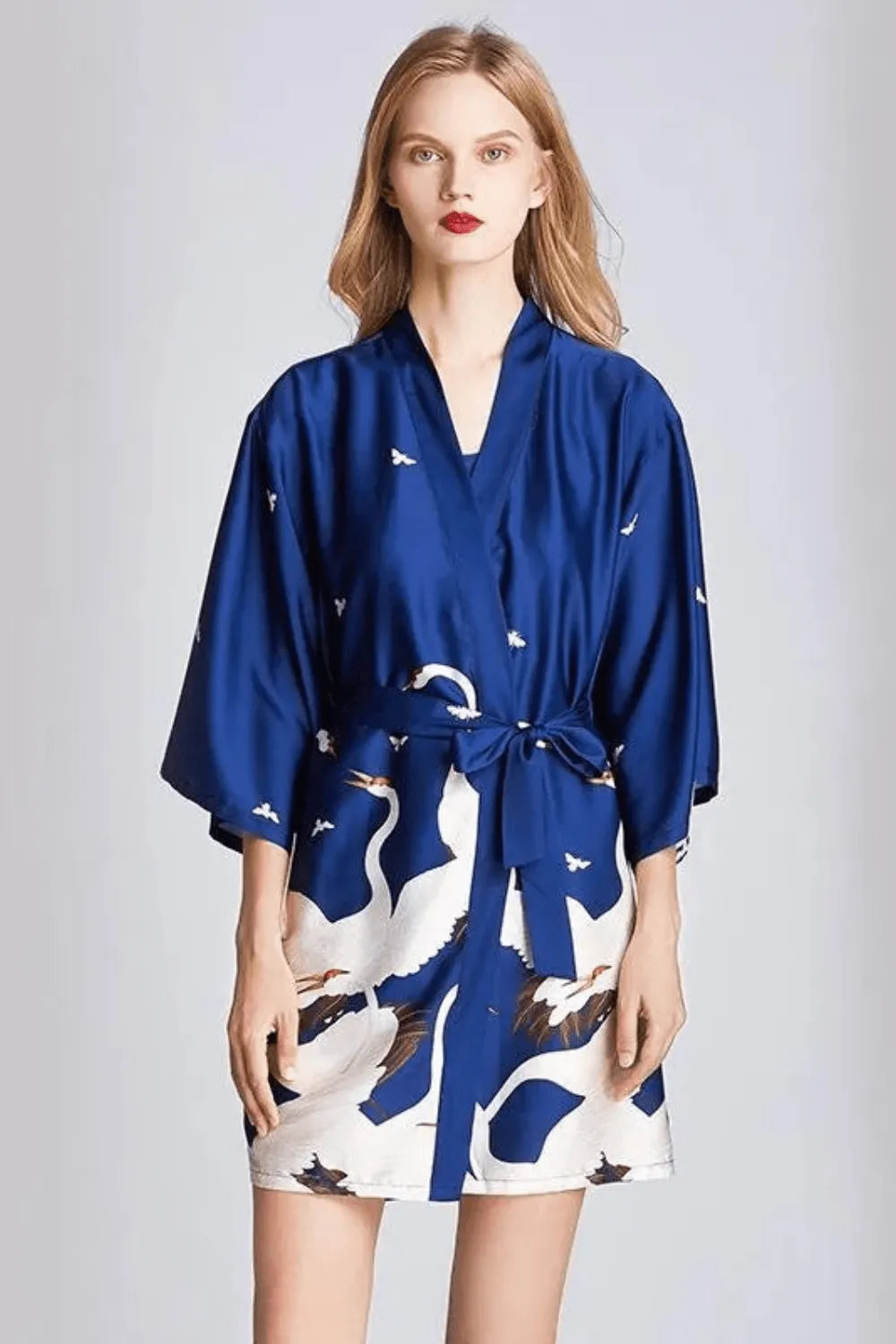 Kimono bleu élégant pour femme ambiance estivale