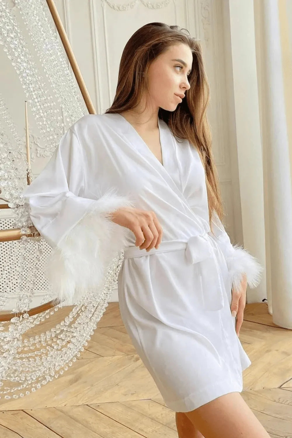 Kimono élégant à plumes pour soirées douillettes