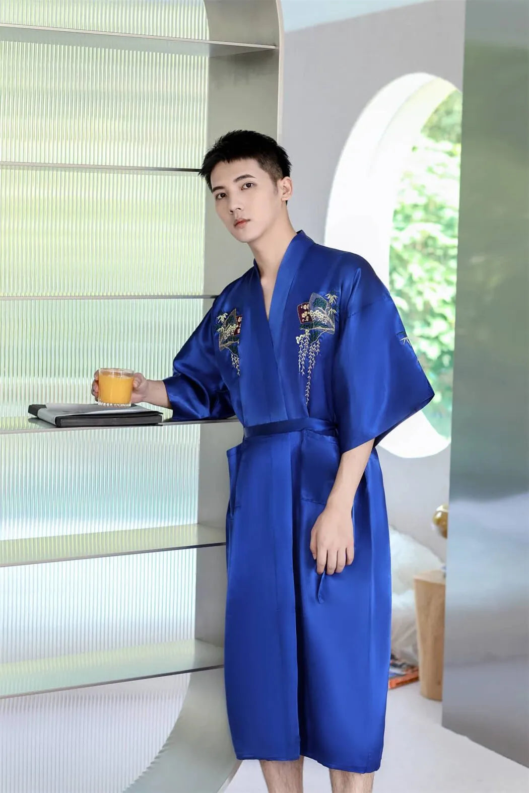 Peignoir bleu vif brodé confortable pour détente s Peignoir et bain