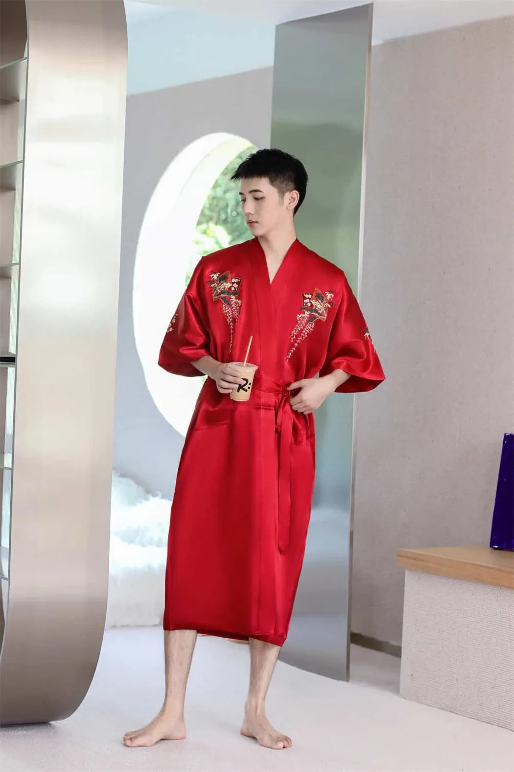 Peignoir brodé rouge élégant pour moments de détente s Peignoir et bain