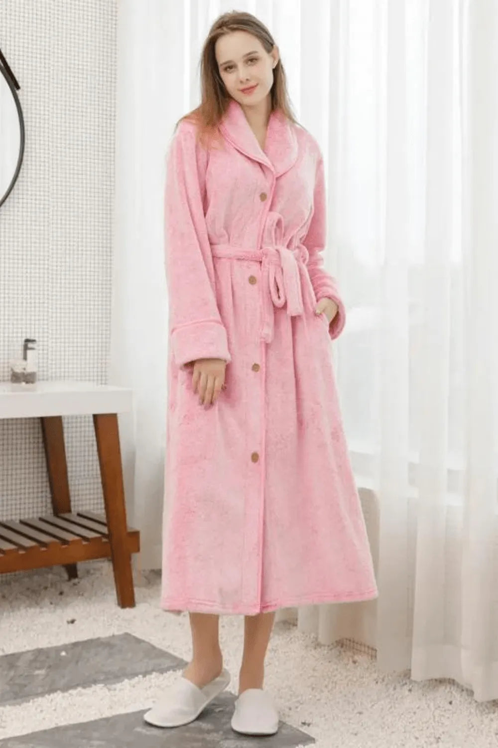 Peignoir long élégant pour femme ambiance spa