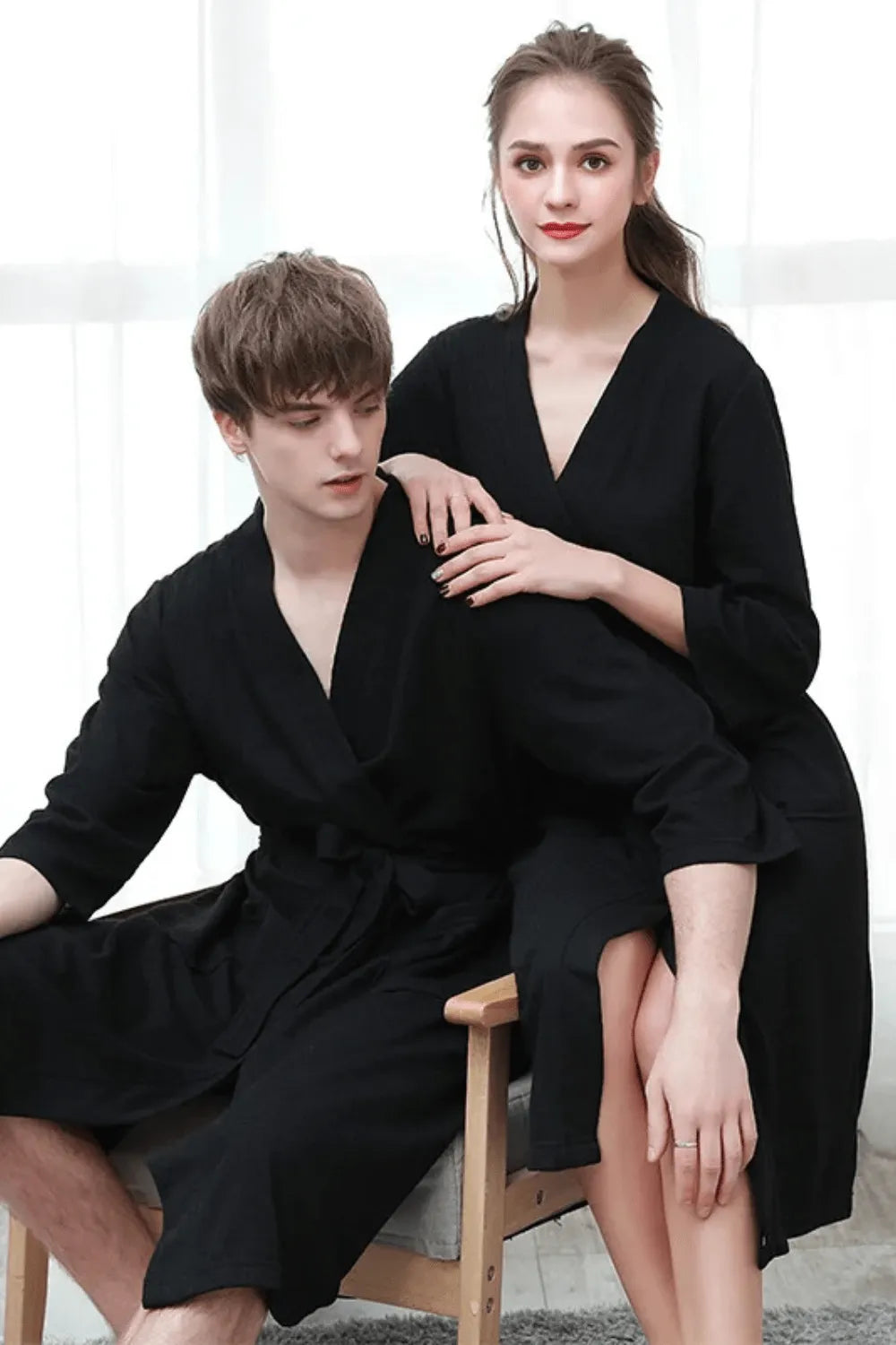 Peignoir noir élégant pour moments de détente