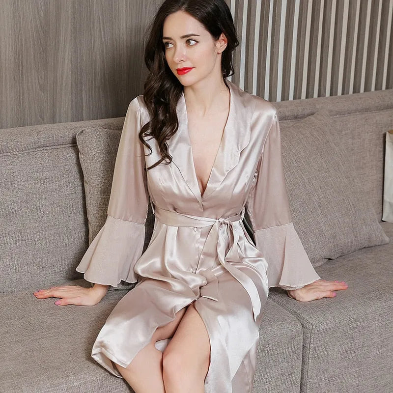 Peignoir élégant en soie pour soirées raffinées gris / L Peignoir et bain