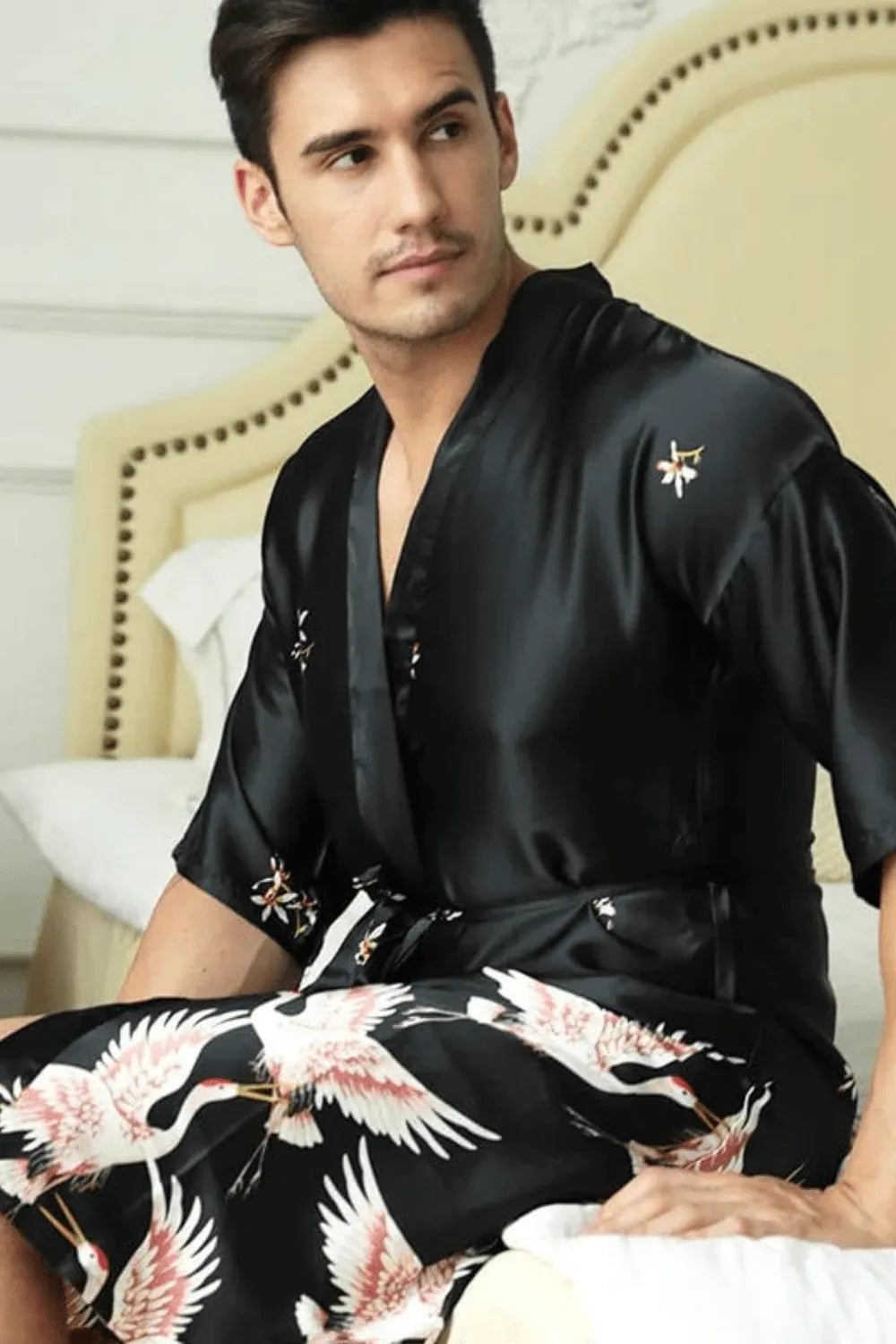 Peignoir japonais homme élégant à motifs traditionnels