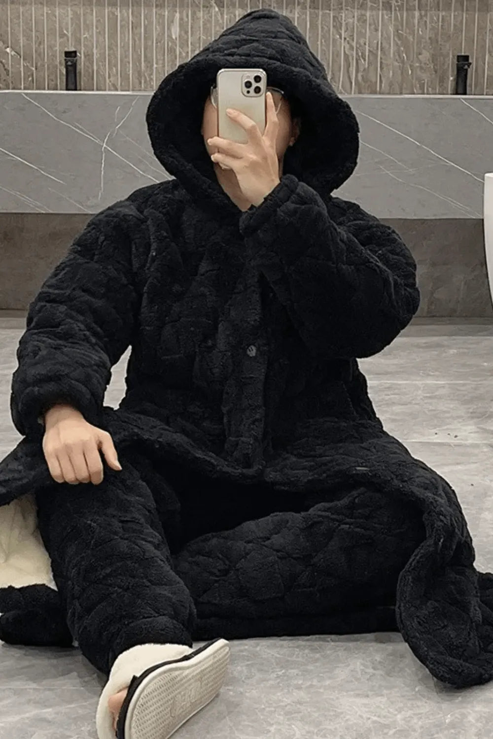 Peignoir noir élégant pour soirées d'hiver