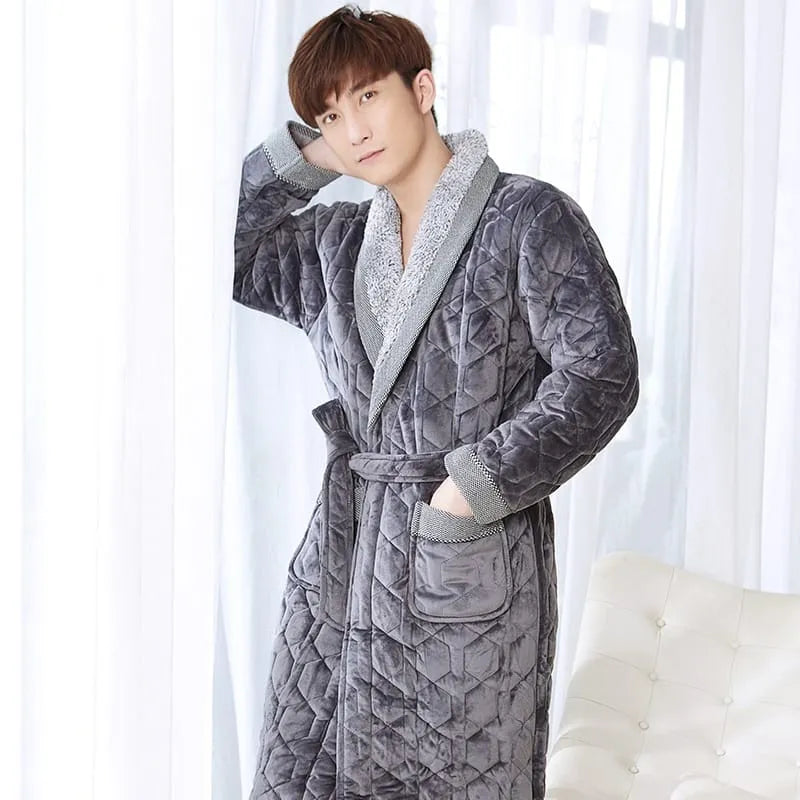 Peignoir en peluche gris élégant à col duveteux